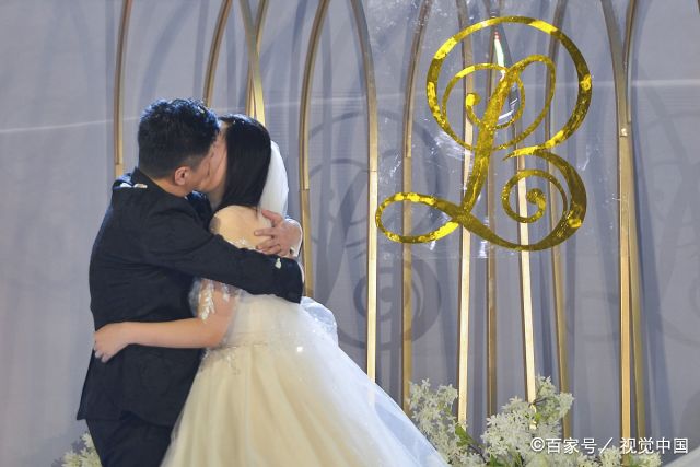 沈阳:李金羽同爱妻毕文晴举办婚礼 新婚燕尔场面温馨